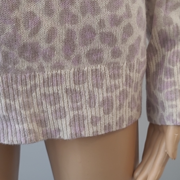 V-Neck Cashmere sweater - Picture 6 of 10